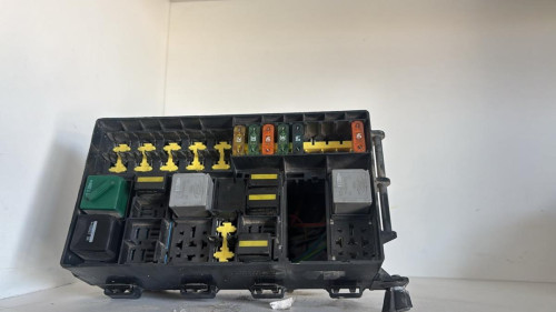 CAJA RELES / FUSIBLES 