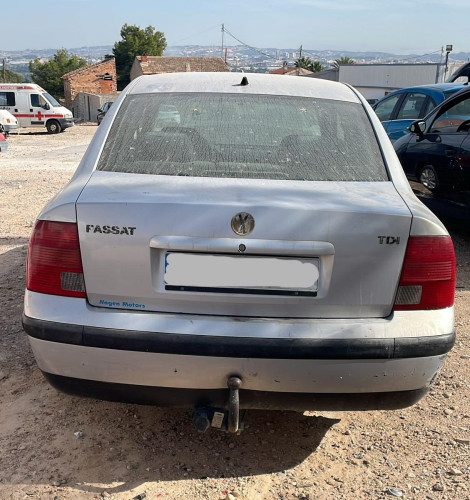 VOLKSWAGEN PASSAT BERLINA (3B2) — vehículo donante para recambios 