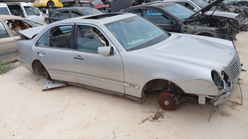  MERCEDES-BENZ CLASE E (BM 210) BERLINA 
