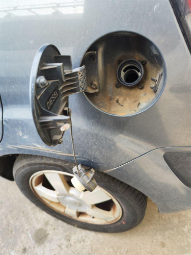 TAPA EXTERIOR COMBUSTIBLE Kia RIO (JB) 