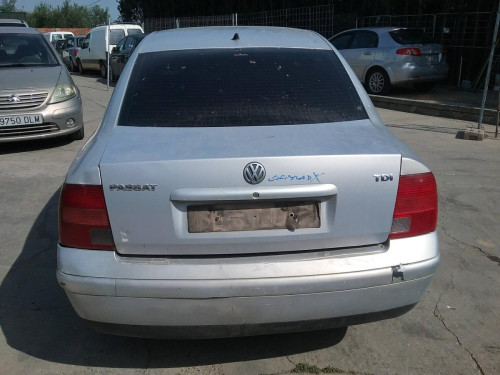  VOLKSWAGEN PASSAT BERLINA (3B2) 