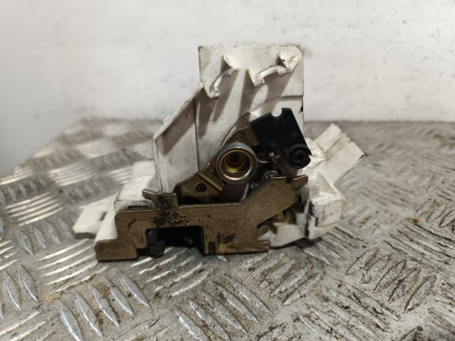  CERRADURA PUERTA TRASERA IZQUIERDA 