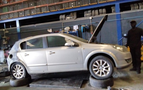 OPEL ASTRA H BERLINA — vehículo donante para recambios 