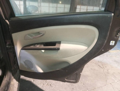 GUARNECIDO PUERTA TRASERA DERECHA