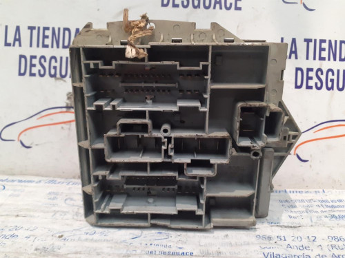  CAJA RELES / FUSIBLES 