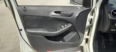 GUARNECIDO PUERTA DELANTERA IZQUIERDA