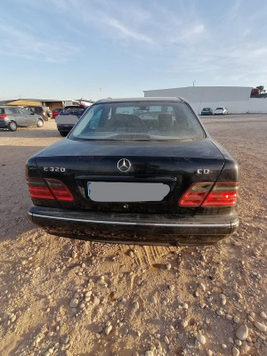 MERCEDES-BENZ CLASE E (BM 210) BERLINA