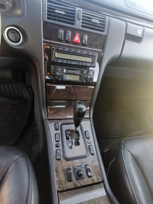 MERCEDES-BENZ CLASE E (BM 210) BERLINA