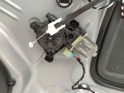  MOTOR ELEVALUNAS DELANTERO DERECHO 