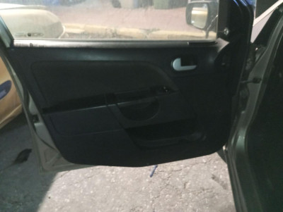 GUARNECIDO PUERTA DELANTERA IZQUIERDA