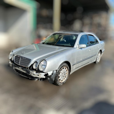MERCEDES-BENZ CLASE E (BM 210) BERLINA