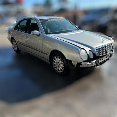 MERCEDES-BENZ CLASE E (BM 210) BERLINA