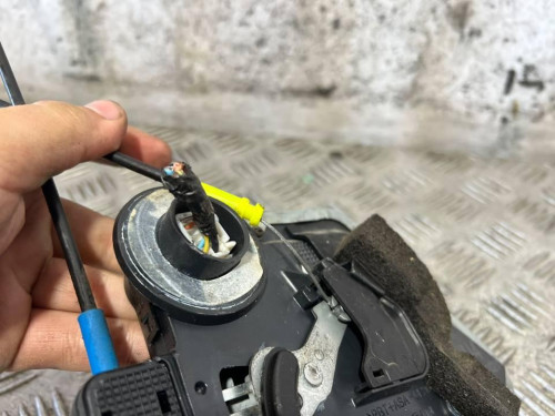 CERRADURA PUERTA TRASERA DERECHA 
