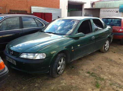 OPEL VECTRA B BERLINA — vehículo donante para recambios 