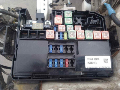 CAJA RELES / FUSIBLES