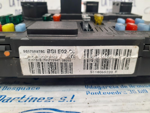  CAJA RELES / FUSIBLES 