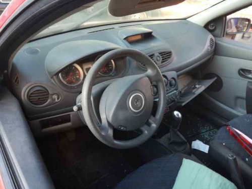 RENAULT CLIO III — vehículo donante para recambios 