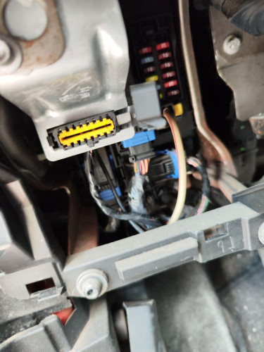 CAJA RELES / FUSIBLES б/у