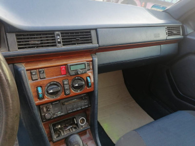 MERCEDES-BENZ CLASE E (BM 124) BERLINA