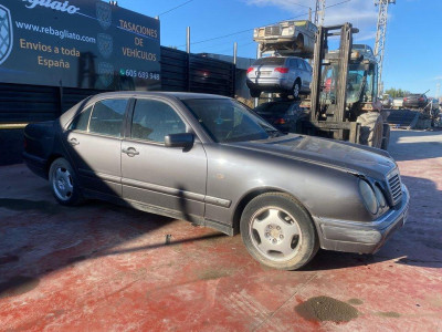 MERCEDES-BENZ CLASE E (BM 210) BERLINA