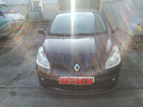 RENAULT CLIO III — vehículo donante para recambios 