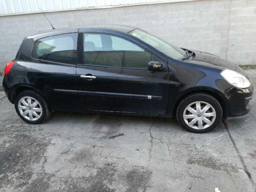 RENAULT CLIO III — vehículo donante para recambios 