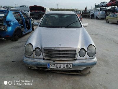 MERCEDES-BENZ CLASE E (BM 210) BERLINA