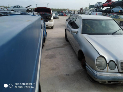MERCEDES-BENZ CLASE E (BM 210) BERLINA