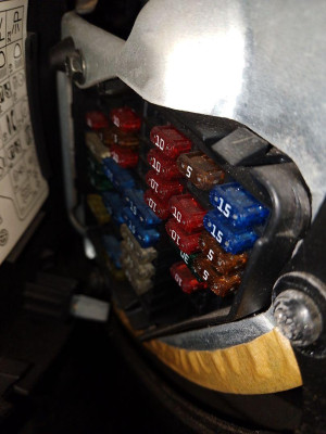 CAJA RELES / FUSIBLES, VOLKSWAGEN, PASSAT BERLINA (3B3)