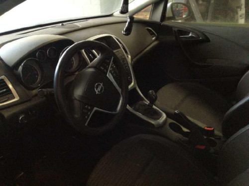 OPEL ASTRA J SEDÁN — vehículo donante para recambios 