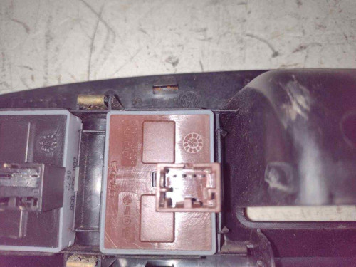 MANDO ELEVALUNAS DELANTERO IZQUIERDO Volkswagen POLO IV (9N1) 