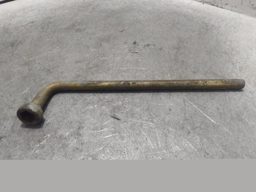  LLAVE RUEDA 