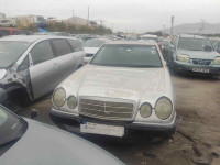 MERCEDES-BENZ CLASE E (BM 210) BERLINA