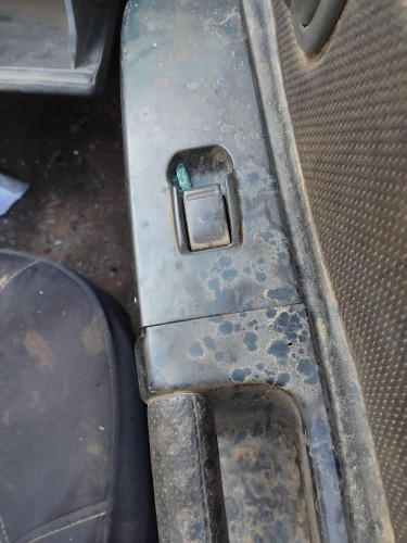 MANDO ELEVALUNAS DELANTERO DERECHO Nissan Terrano II (R20)(02.1993->) Nissan Terrano II (R20)(02.1993->) 