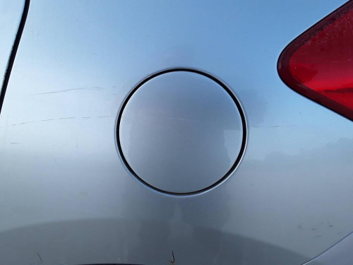 TAPA EXTERIOR COMBUSTIBLE TOYOTA AURIS (E15) 