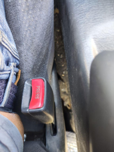 ENGANCHE CINTURON DELANTERO IZQUIERDO TOYOTA COROLLA (E11) 
