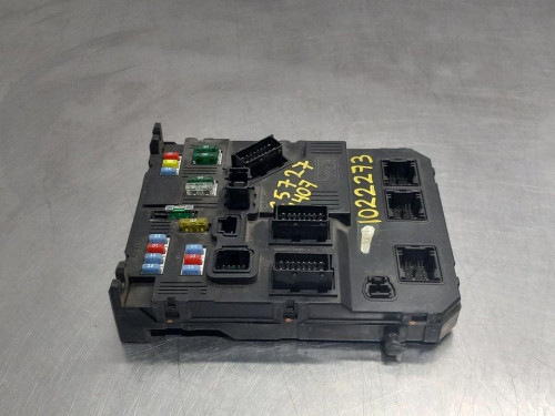  CAJA RELES / FUSIBLES 