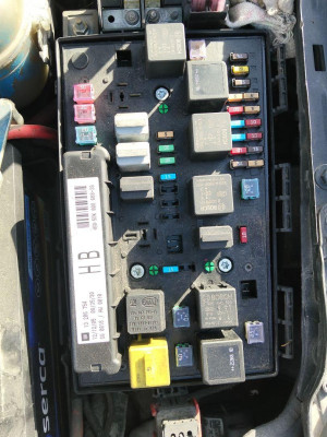 CAJA RELES / FUSIBLES