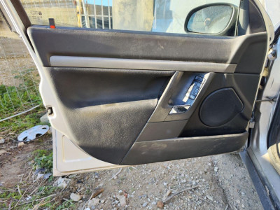 GUARNECIDO PUERTA DELANTERA IZQUIERDA