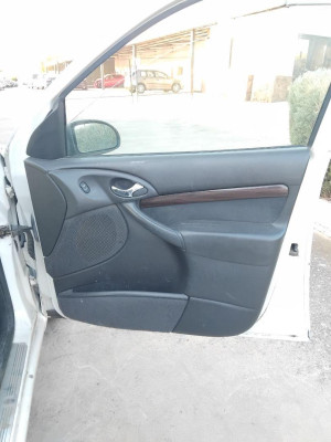 GUARNECIDO PUERTA DELANTERA DERECHA Ford Focus Familiar (CAK)(1998->)