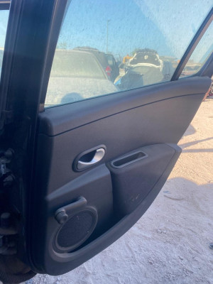 GUARNECIDO PUERTA TRASERA DERECHA