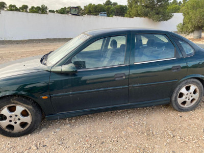 OPEL VECTRA B BERLINA