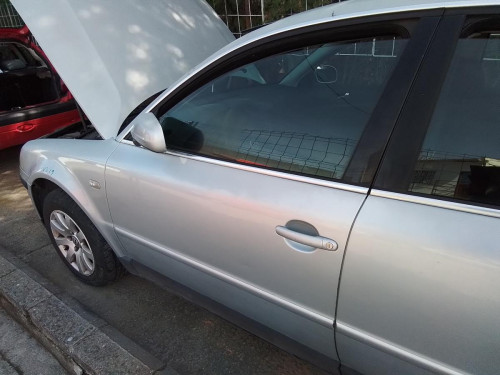 PUERTA DELANTERA IZQUIERDA Volkswagen PASSAT BERLINA (3B3) 