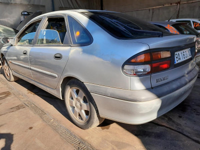 RENAULT LAGUNA (B56)
