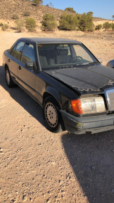 MERCEDES-BENZ CLASE 124 (BM 124) BERLINA