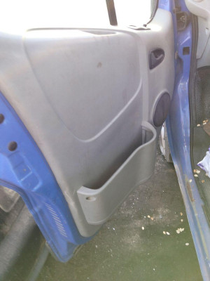 GUARNECIDO PUERTA DELANTERA IZQUIERDA