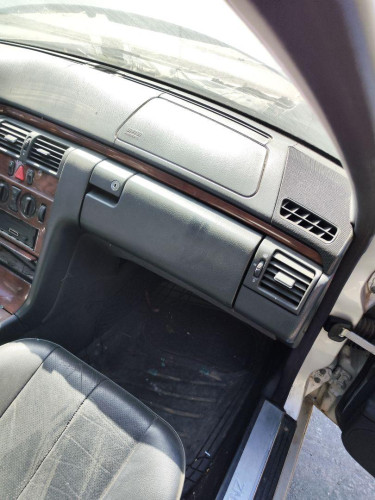 GUANTERA MERCEDES-BENZ CLASE E (BM 210) BERLINA 