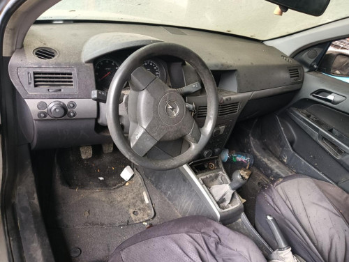 OPEL ASTRA H BERLINA — vehículo donante para recambios 