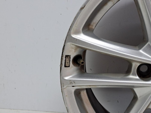 LLANTA Ford FOCUS BERLINA (CB8) 
