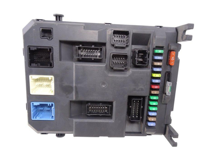 CAJA RELES / FUSIBLES